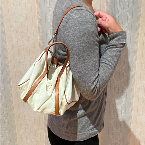 Vintage authentic Prada nylon bag with leather details - Picture 11 of 16